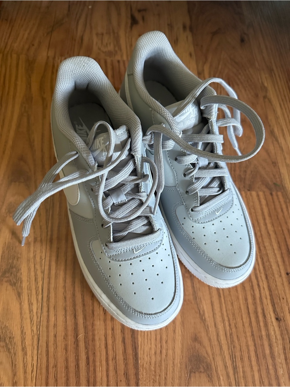 Nike Kids'/WOMENS 7.5 Air Force 1 Low Sneakers in Gray - Picture 3 of 5